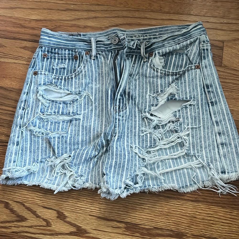 Like- new American Eagle Outfitters 90’s Striped Distressed Boyfriend Shorts